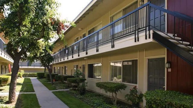 $1,867 | 2901 North Bristol Street, Santa Ana, CA 92706