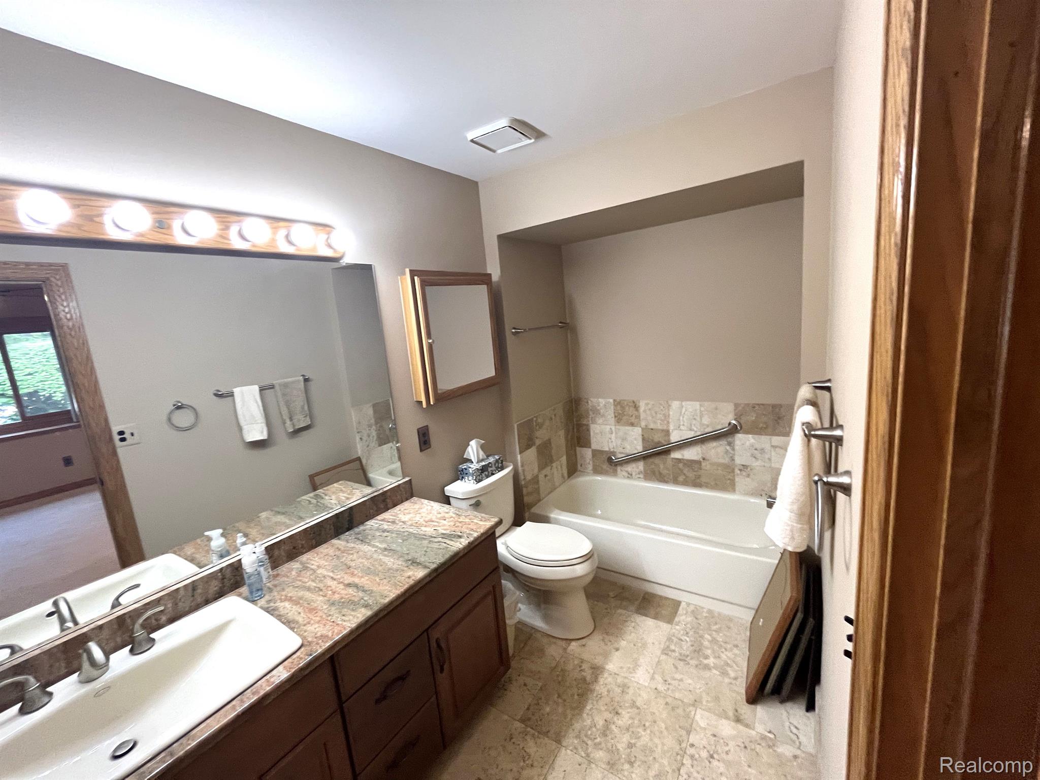 55799 Shelby Road Utica, MI 48316 - Photo 17 of 27 Gallery Image 17