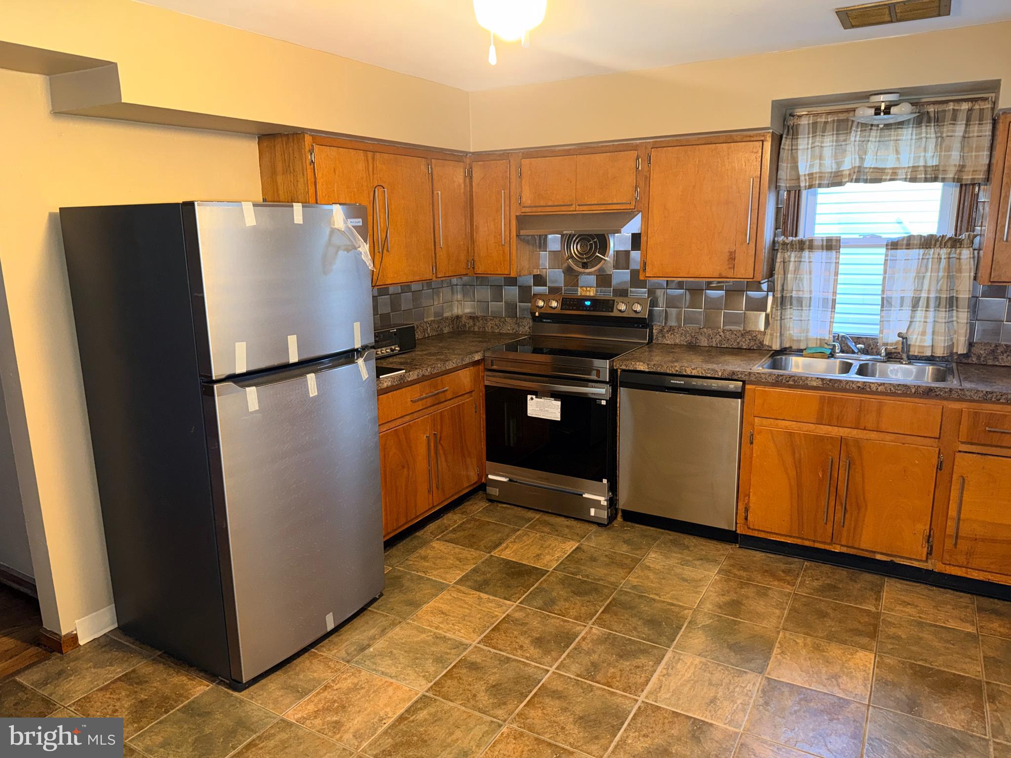 335 Pontiac Street Essington, PA 19029 - Photo 6 of 24 Kitchen