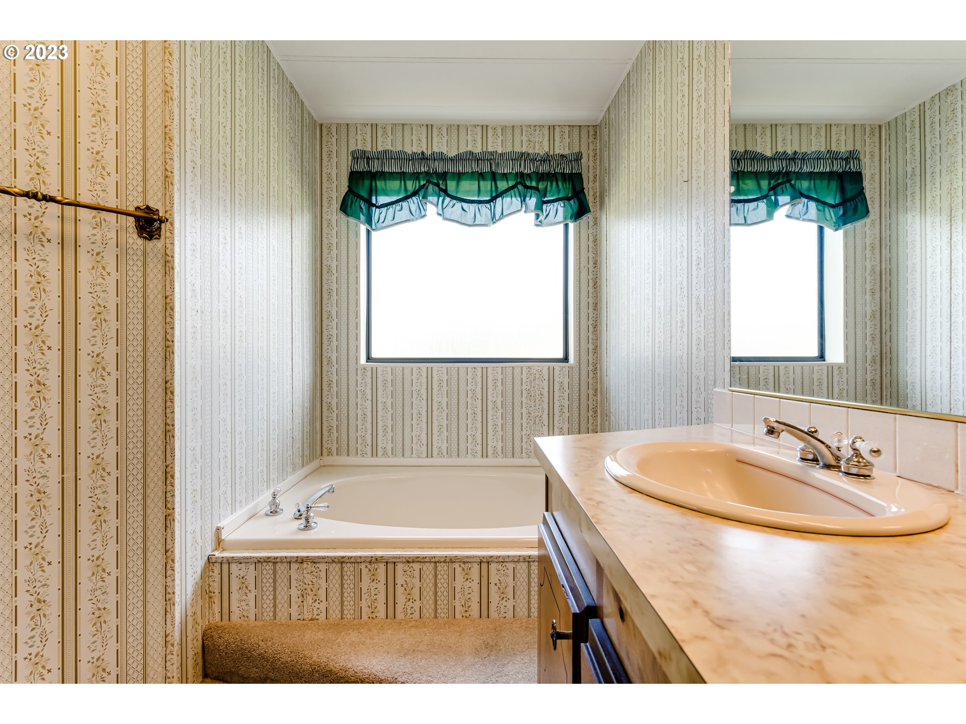 34637 Devonshire Drive Eugene, OR 97405 - Photo 23 of 37 a bathroom with a sink a mirror and a bathtub