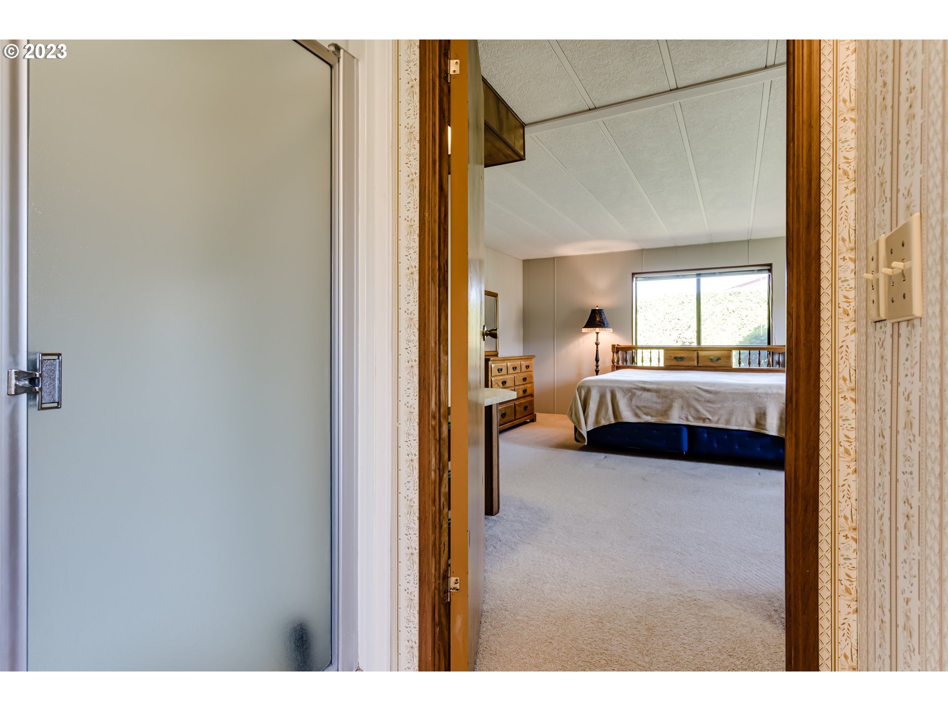 34637 Devonshire Drive Eugene, OR 97405 - Photo 24 of 37 a en suite bathroom with a sink and a mirror