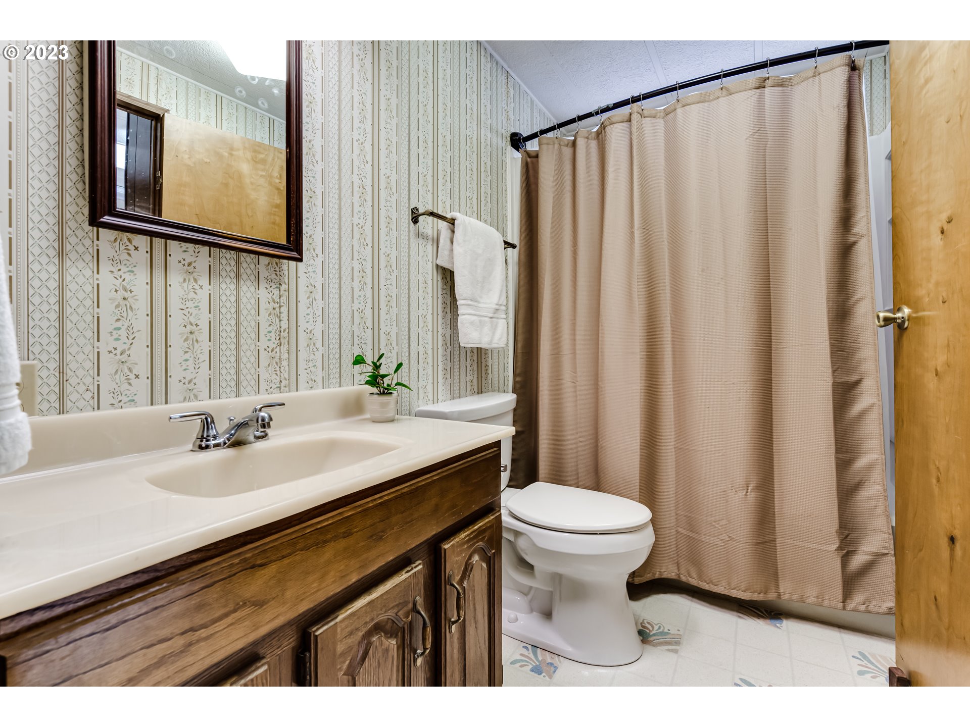 34637 Devonshire Drive Eugene, OR 97405 - Photo 27 of 37 a bathroom with a sink and a mirror