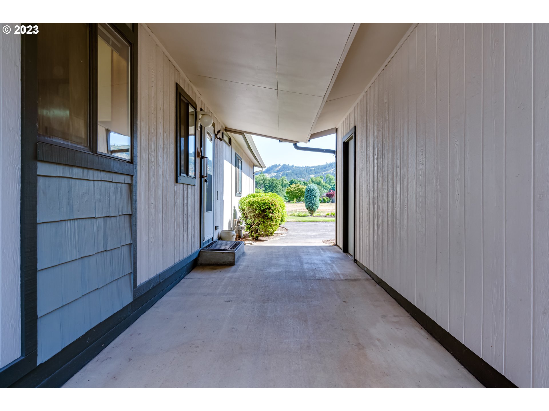 34637 Devonshire Drive Eugene, OR 97405 - Photo 31 of 37 a view interior of the house