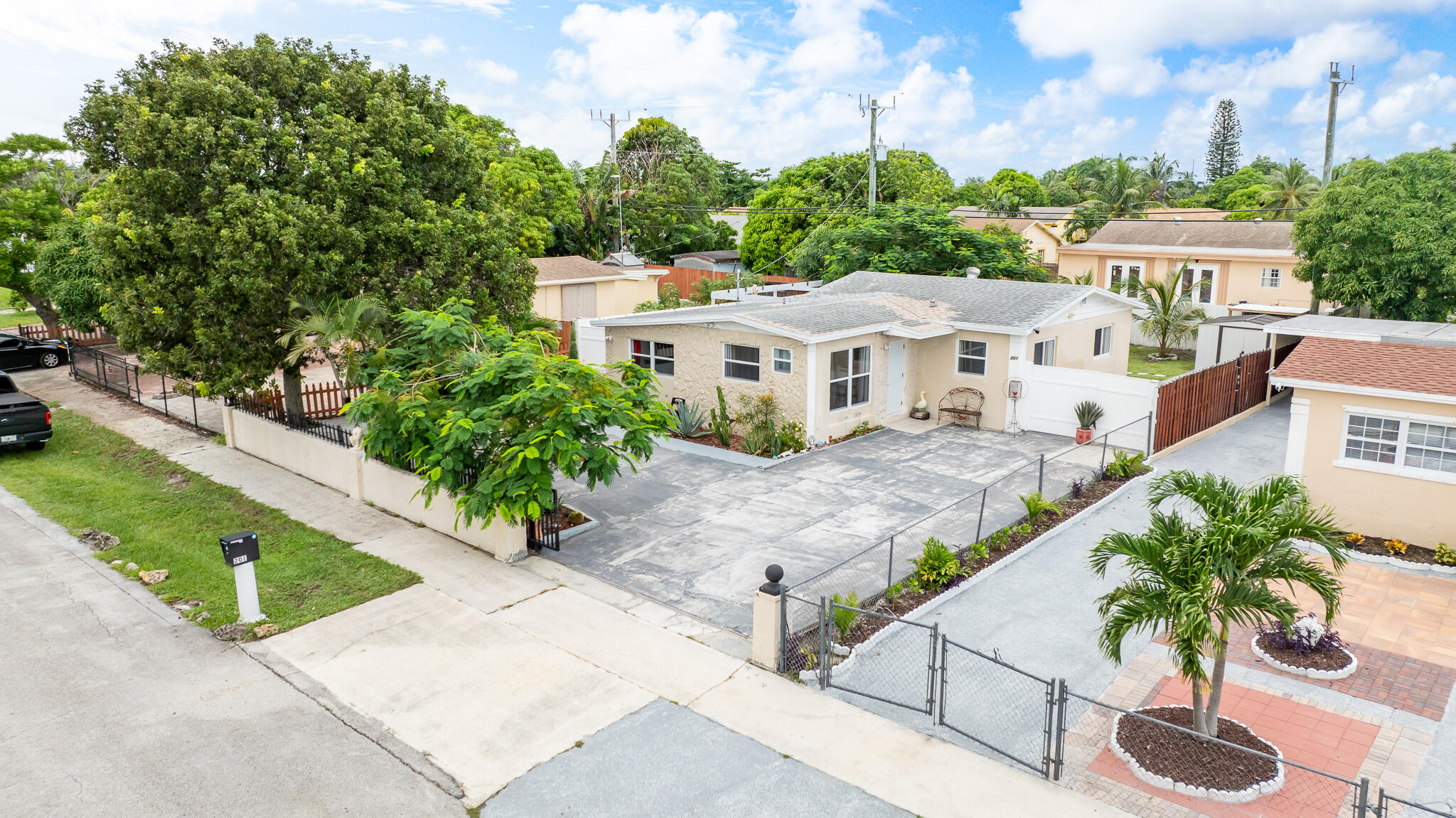 201 Northeast 28th Court Boynton Beach, FL 33435 - Photo 34 of 48 an aerial view of residential houses with yard and trees in the background