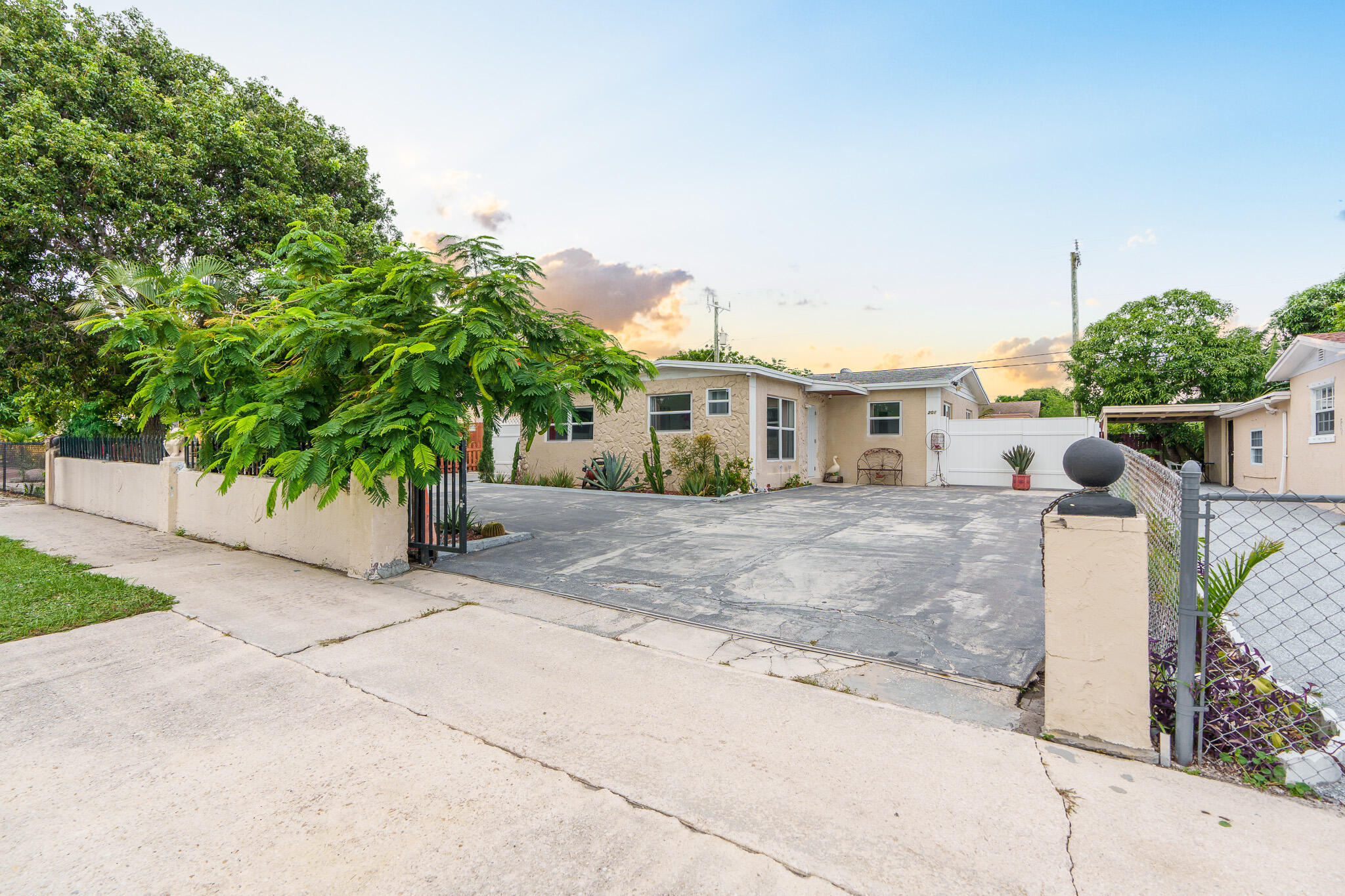 201 Northeast 28th Court Boynton Beach, FL 33435 - Photo 35 of 48 a view of house with outdoor space and sitting area