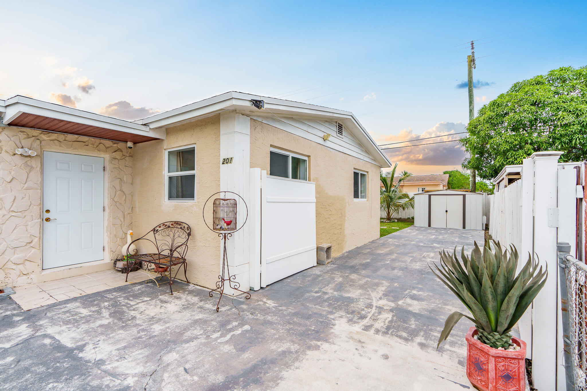 201 Northeast 28th Court Boynton Beach, FL 33435 - Photo 39 of 48 Right Side View