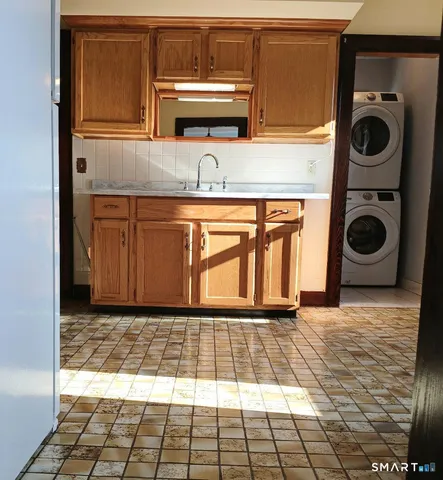 $1,800 | 652 High Street, Unit 2, Middletown, CT 06457