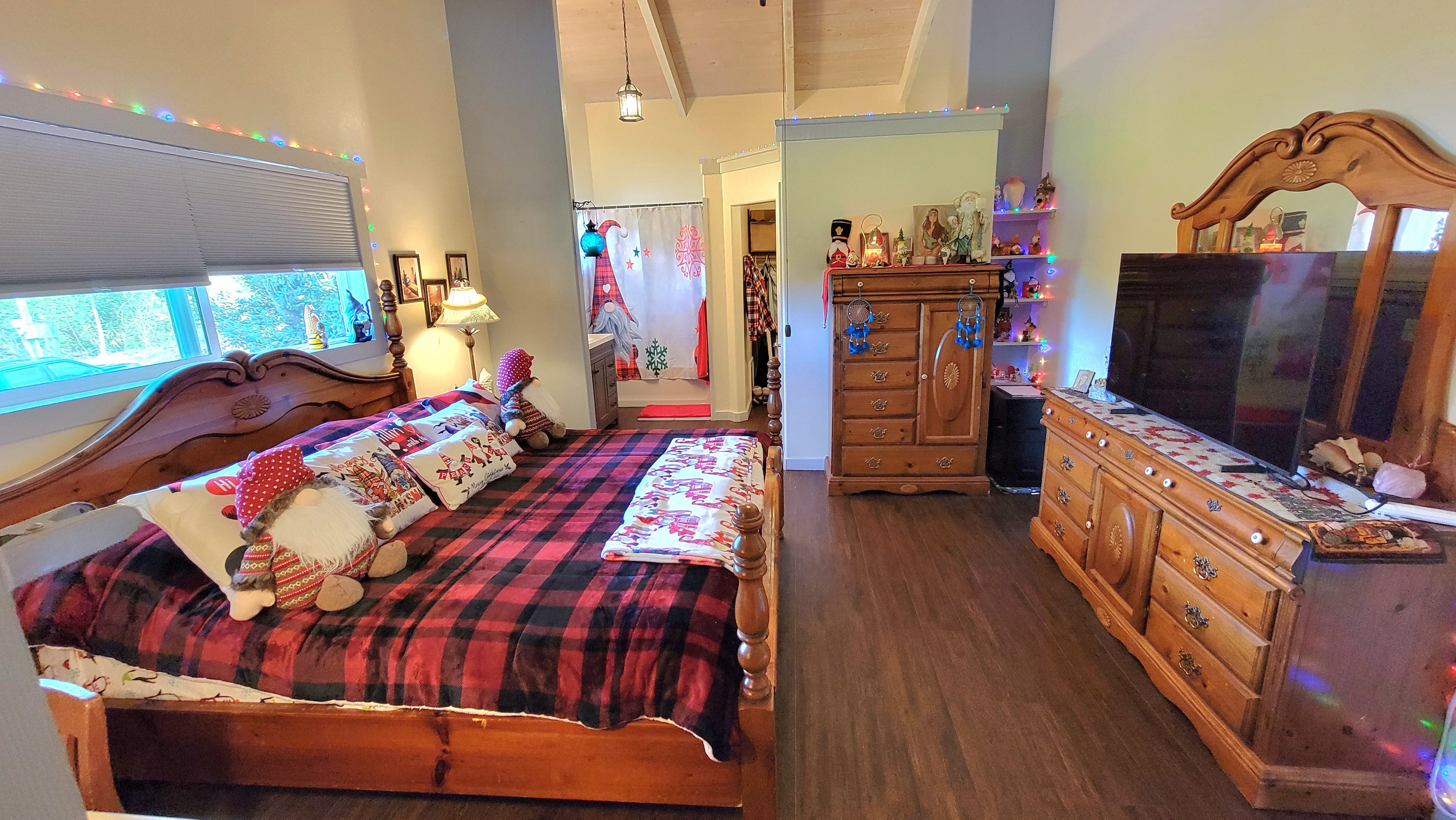 78-1392 Bishop Road Holualoa, HI 96725 - Photo 12 of 30 a bedroom with furniture and a flat screen tv