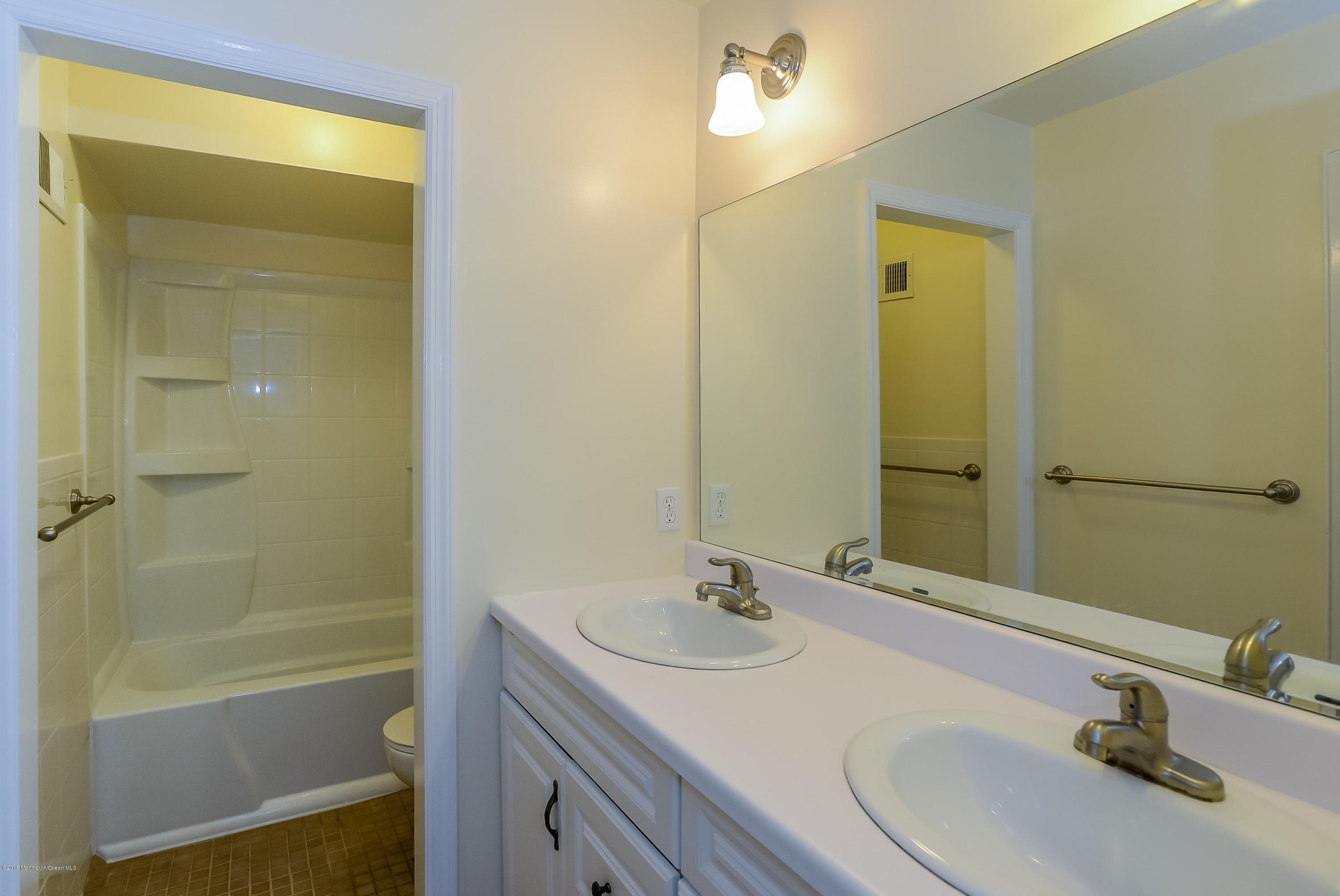 200 Portland Road, Unit A2 Rumson, NJ 07760 - Photo 22 of 26 016_Full Bath