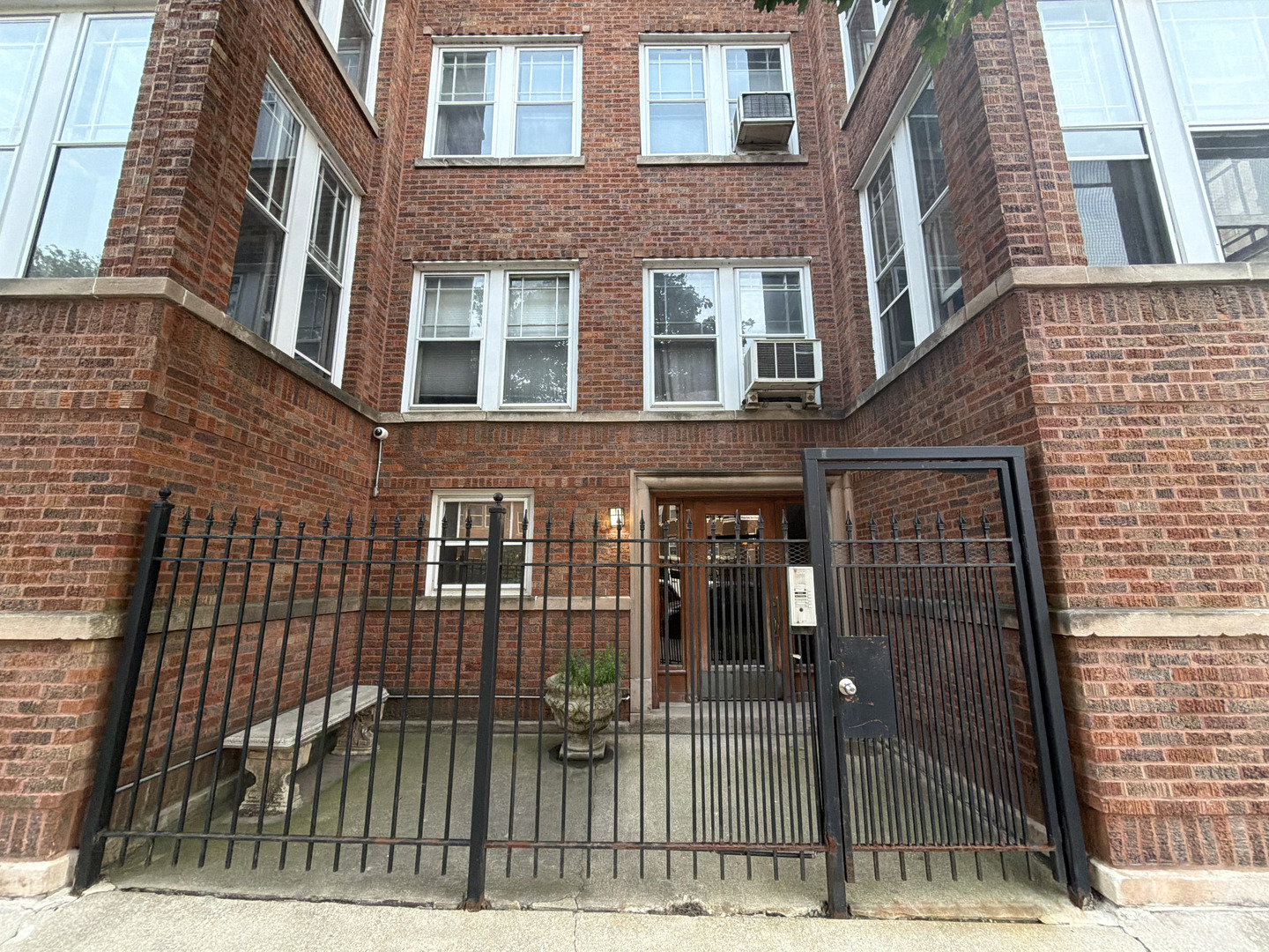 7662 North Sheridan Road, Unit 3F Chicago, IL 60626 - Photo 1 of 17 Gallery Image 1