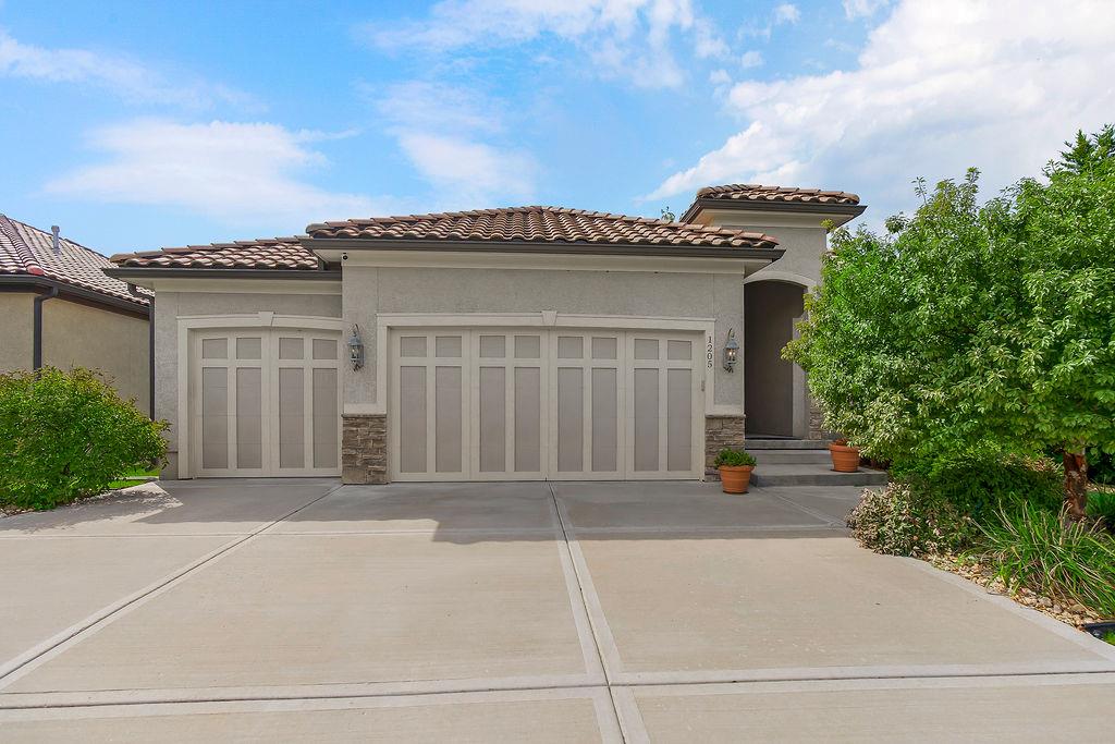 1205 Southwest Rylee Lane Lee's Summit, MO 64082 - Photo 2 of 32 Gallery Image 2