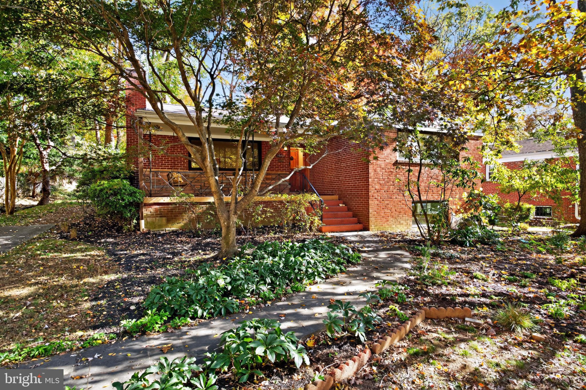 10407 Royal Road Silver Spring, MD 20903 - Photo 4 of 33 a backyard of a house with lots of green space