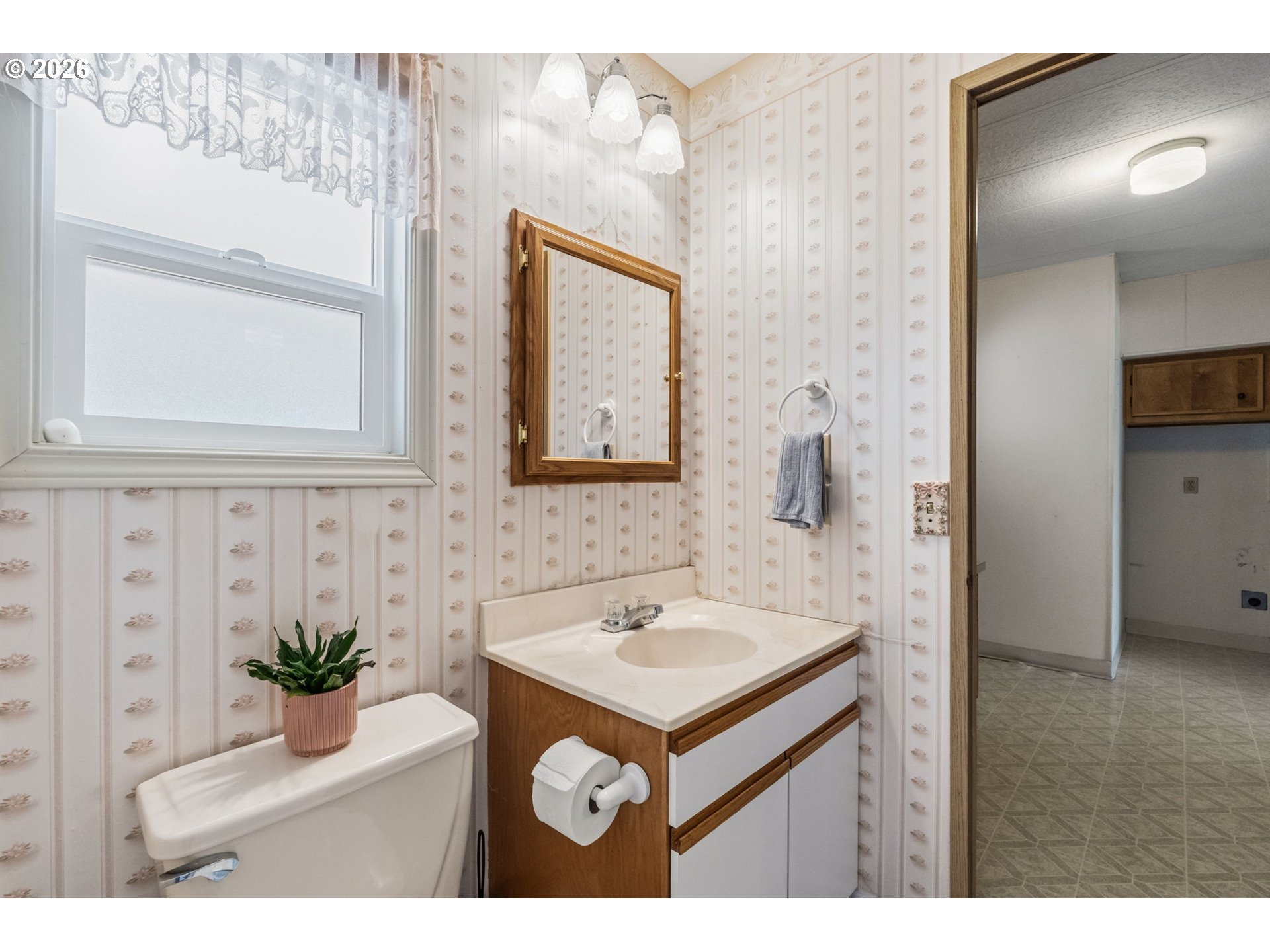 1475 Green Acres Road, Unit 8 Eugene, OR 97408 - Photo 24 of 35 Bathroom, Continental