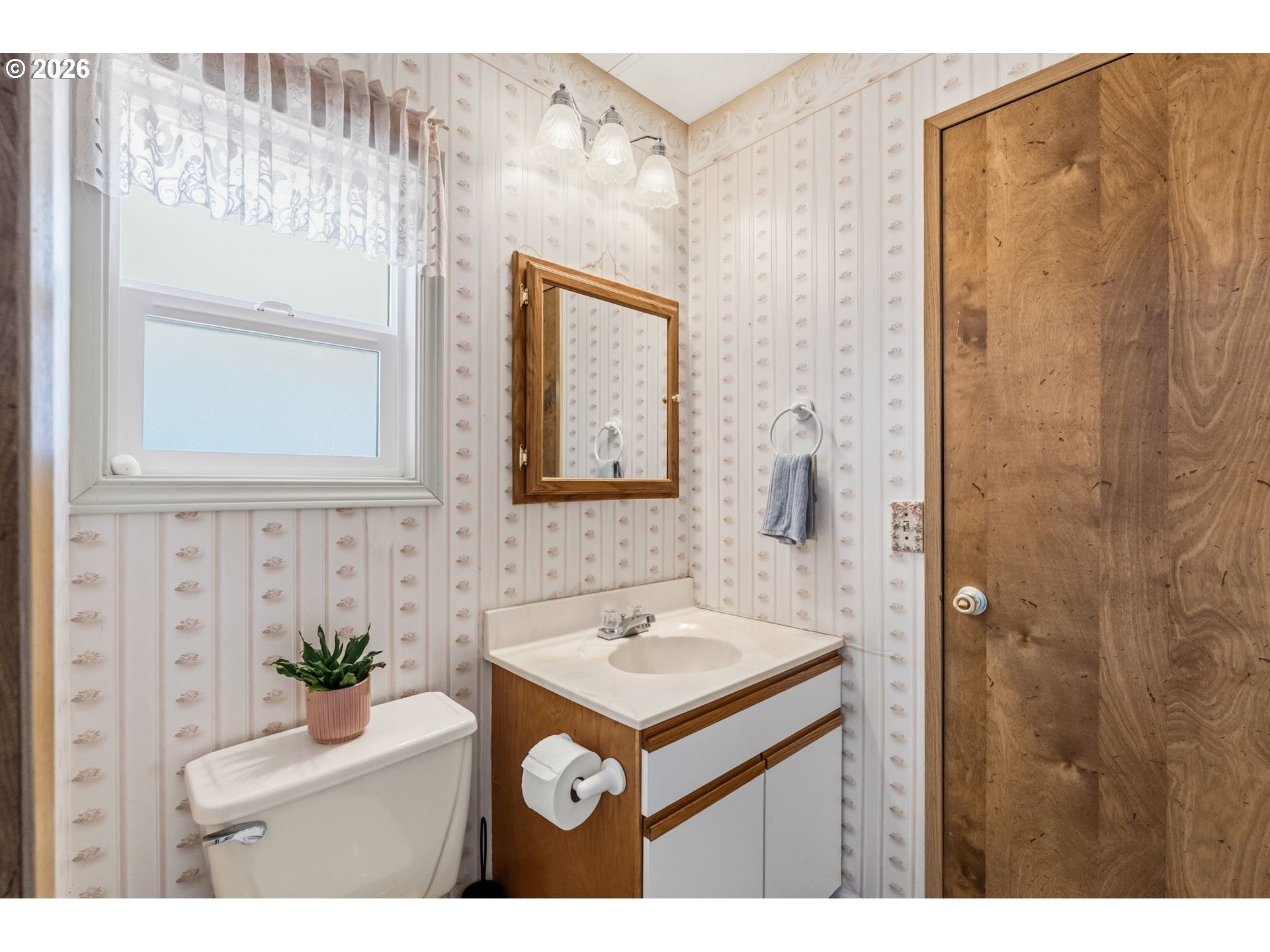 1475 Green Acres Road, Unit 8 Eugene, OR 97408 - Photo 25 of 35 Bathroom, Continental
