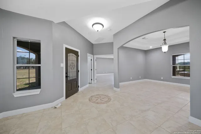 a view of a livingroom with furniture and a ceiling fan