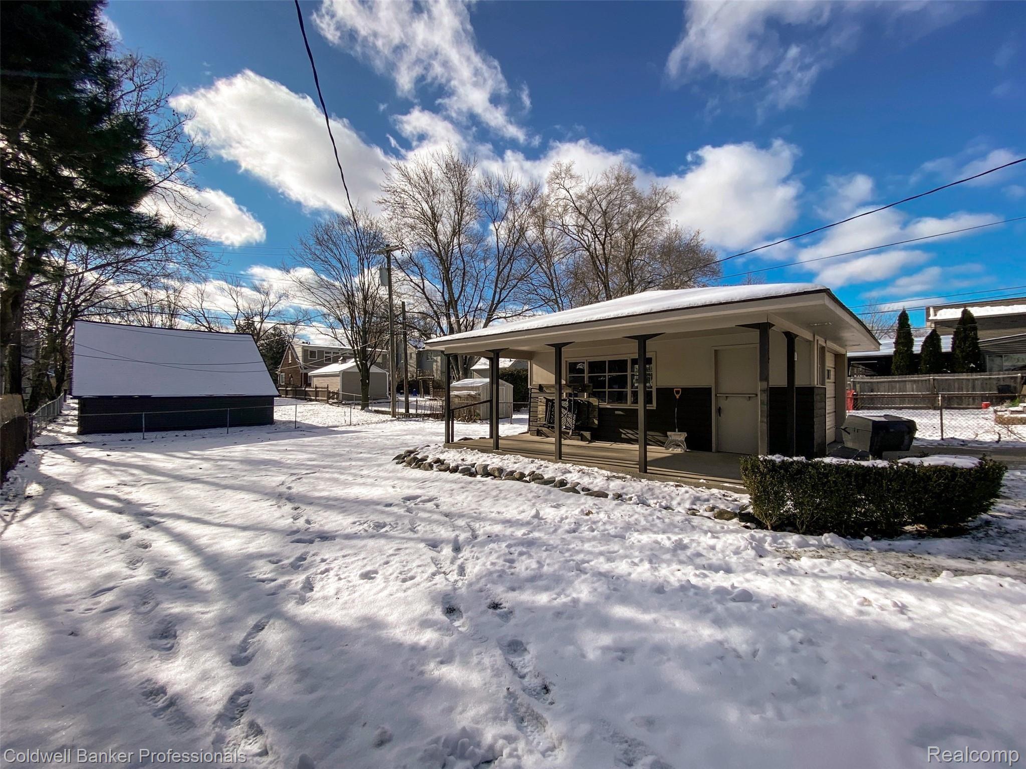 2570 Manchester Road Birmingham, MI 48009 - Photo 38 of 41 DJI_20220107_115024_988.jpg