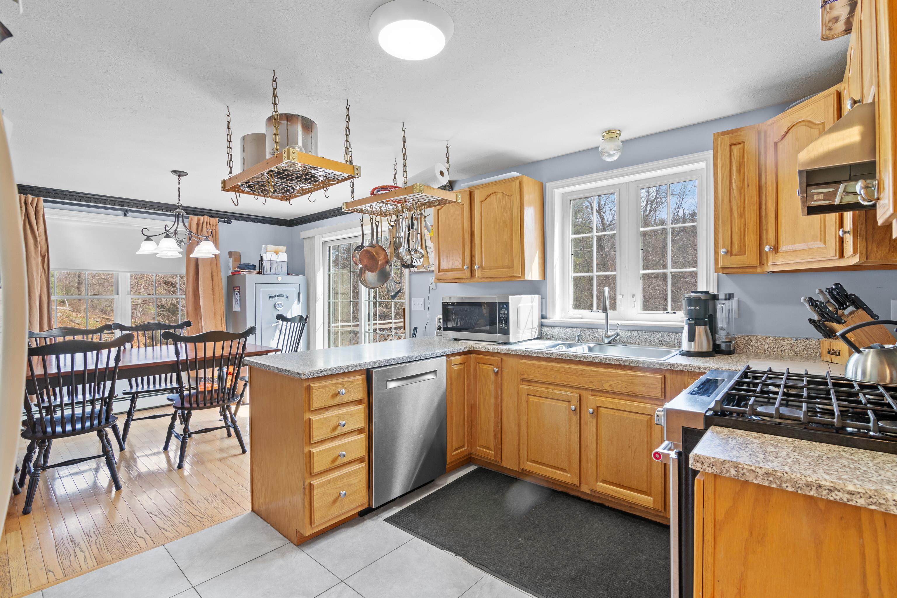 49 Chester Road Derry, NH 03038 - Photo 16 of 31