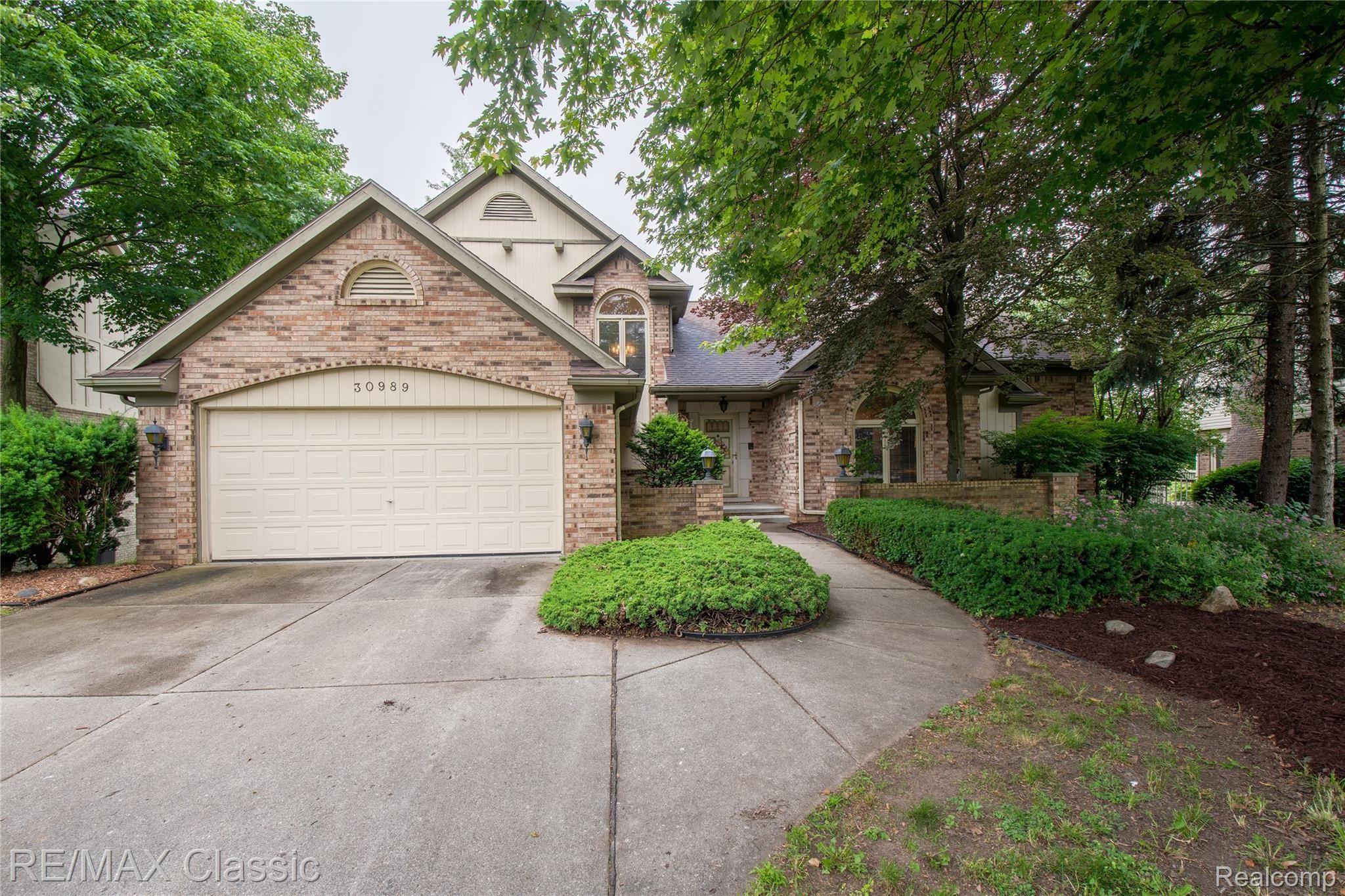 30989 Country Ridge Circle Farmington, MI 48331 - Photo 1 of 50 30898 Country Ridge HDR102.jpg