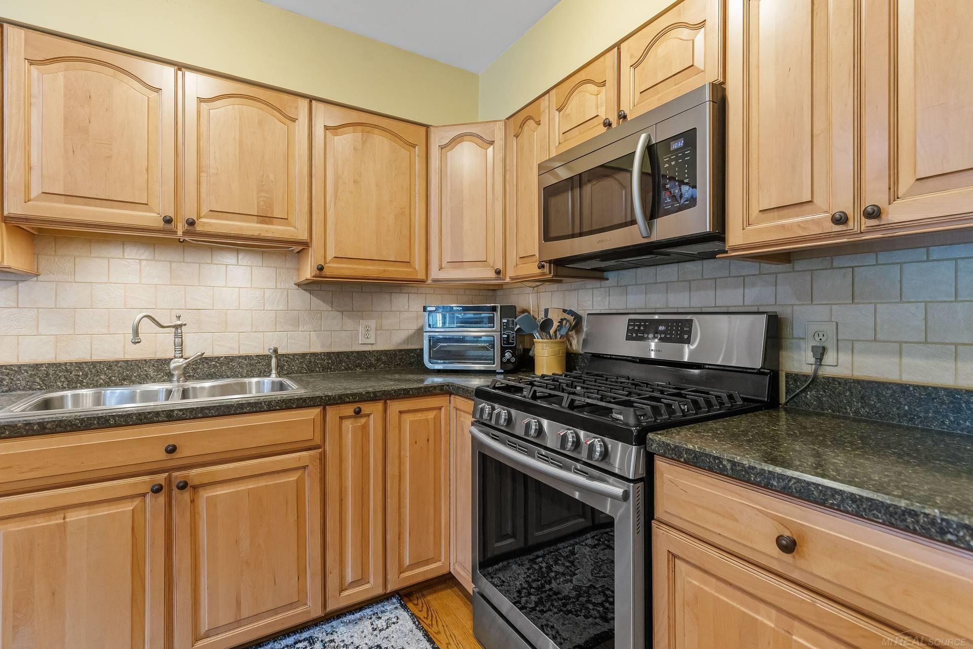 732 Hamilton Court Rochester, MI 48307 - Photo 12 of 42 50143671-6140a1c9-d584-4a30-a8cc-053538b58416.JPG