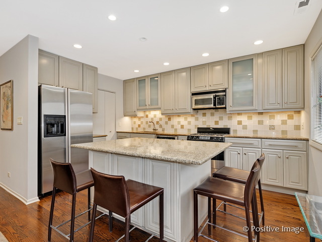 2053 North Halsted Street, Unit B Chicago, IL 60614 - Photo 9 of 25