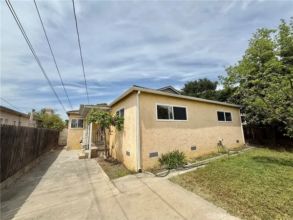 a view of a house with a yard
