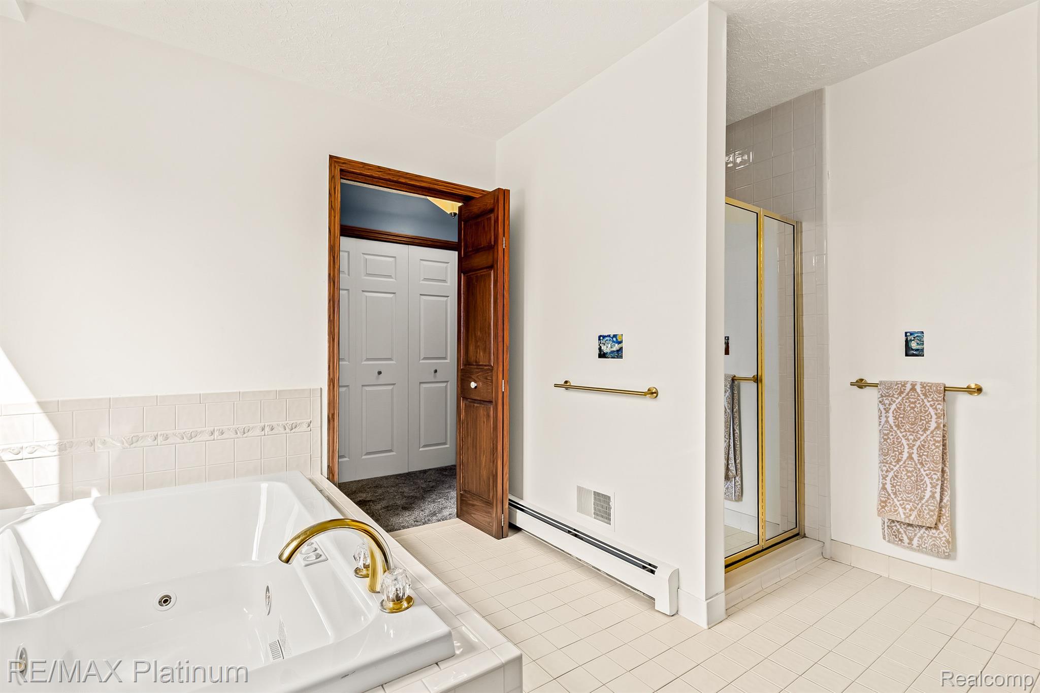 11733 North Fleming Road Fowlerville, MI 48836 - Photo 28 of 51 Shared Full Bath w/ Primary Suite #2.