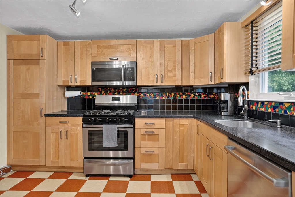 23 Laurel Drive Hudson, MA 01749 - Photo 7 of 29
