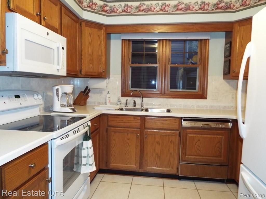 23089 Farmington Road Farmington, MI 48336 - Photo 18 of 38 oak kitchen.JPG