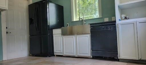 814 East 39th Street Houston, TX 77022 - Photo 17 of 18 a kitchen with a refrigerator and a sink
