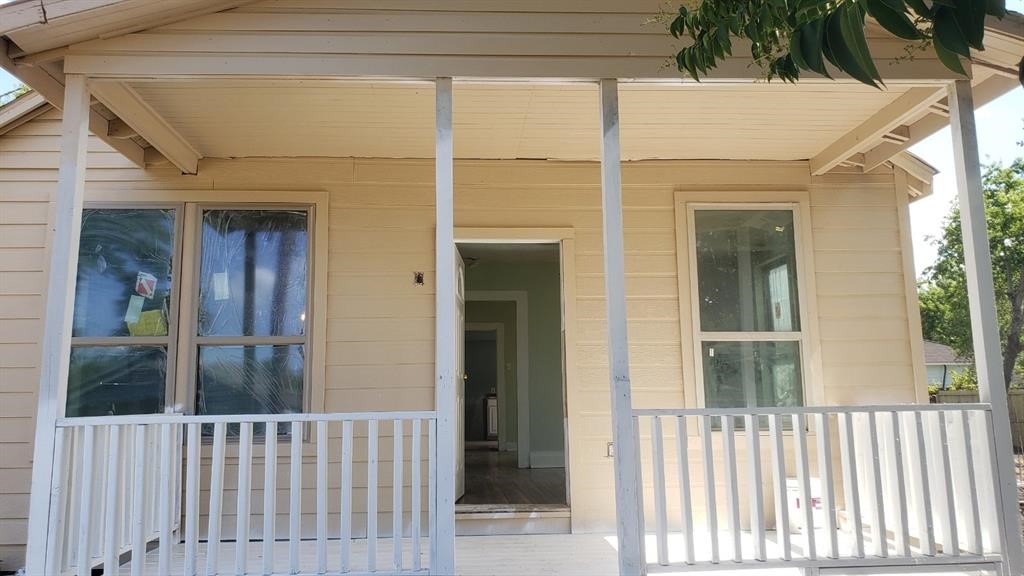 814 East 39th Street Houston, TX 77022 - Photo 3 of 18 a view of a balcony