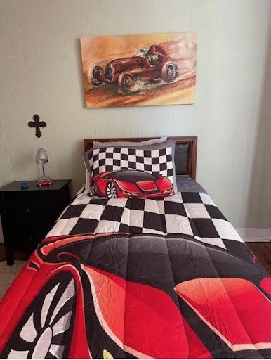 814 East 39th Street Houston, TX 77022 - Photo 5 of 18 a bedroom with a bed and a lamp on dresser