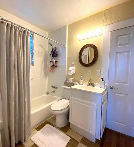 814 East 39th Street Houston, TX 77022 - Photo 6 of 18 a bathroom with a sink a toilet and a bathtub