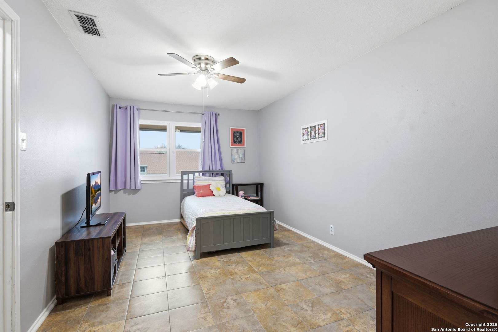 9140 Timber Path, Unit 3003 San Antonio, TX 78250 - Photo 23 of 38 a living room with furniture and a chandelier