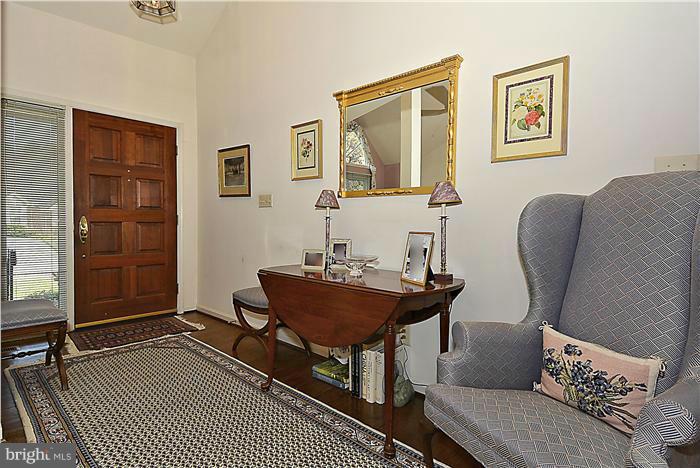 6 Brookland Ridge Road Lutherville-Timonium, MD 21093 - Photo 3 of 20 Foyer