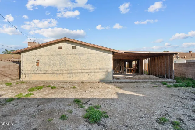 a view of back yard of the house