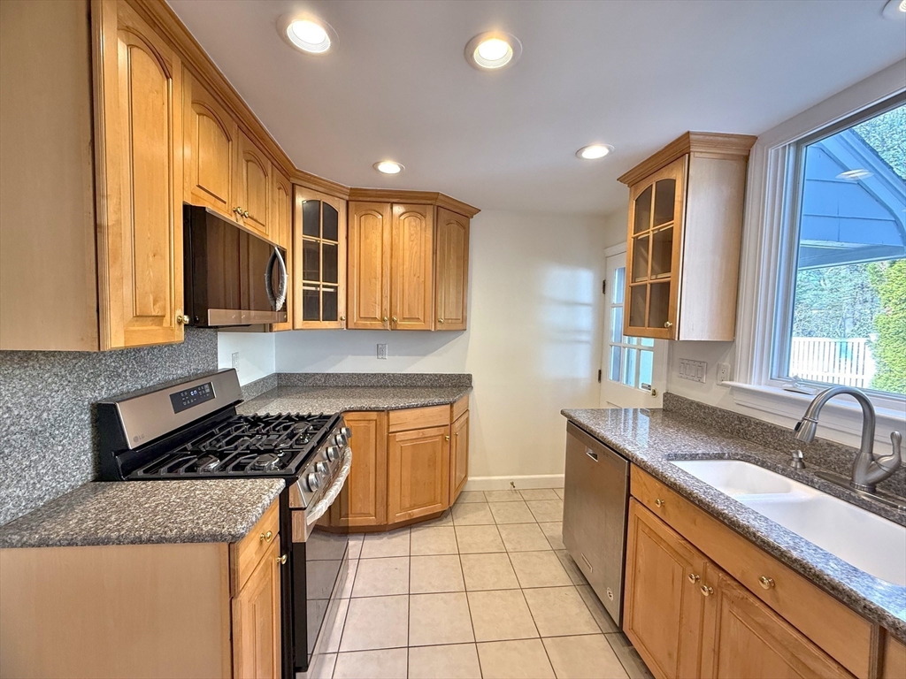 46 Cleveland Road Wellesley, MA 02481 - Photo 4 of 31