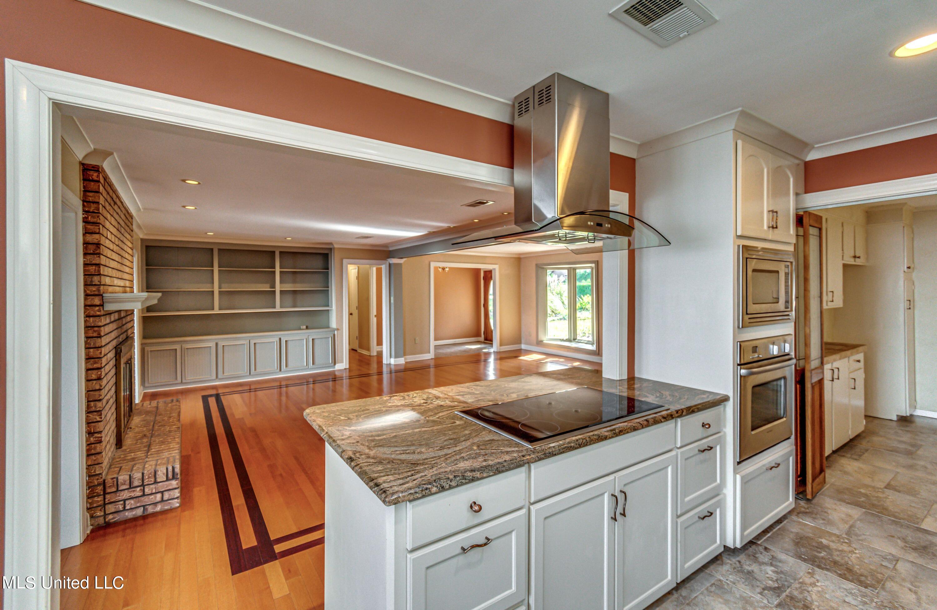 101 Sandpiper Road Brandon, MS 39047 - Photo 5 of 26 Kitchen Island Electrice Stovetop
