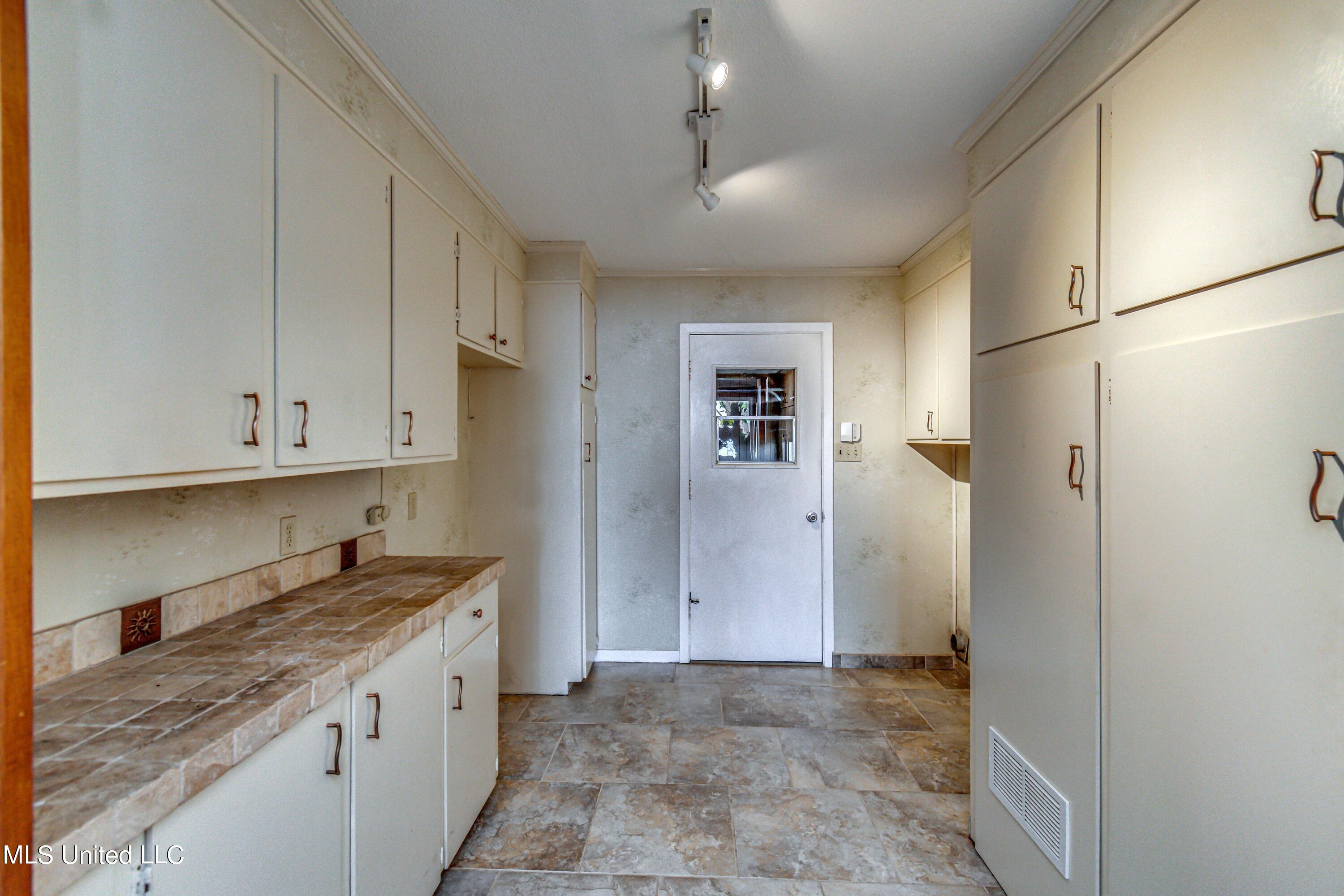 101 Sandpiper Road Brandon, MS 39047 - Photo 9 of 26 Laundry Room