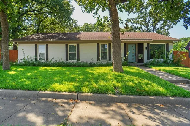 $399,900 | 101 West Ash Lane, Euless, TX 76039