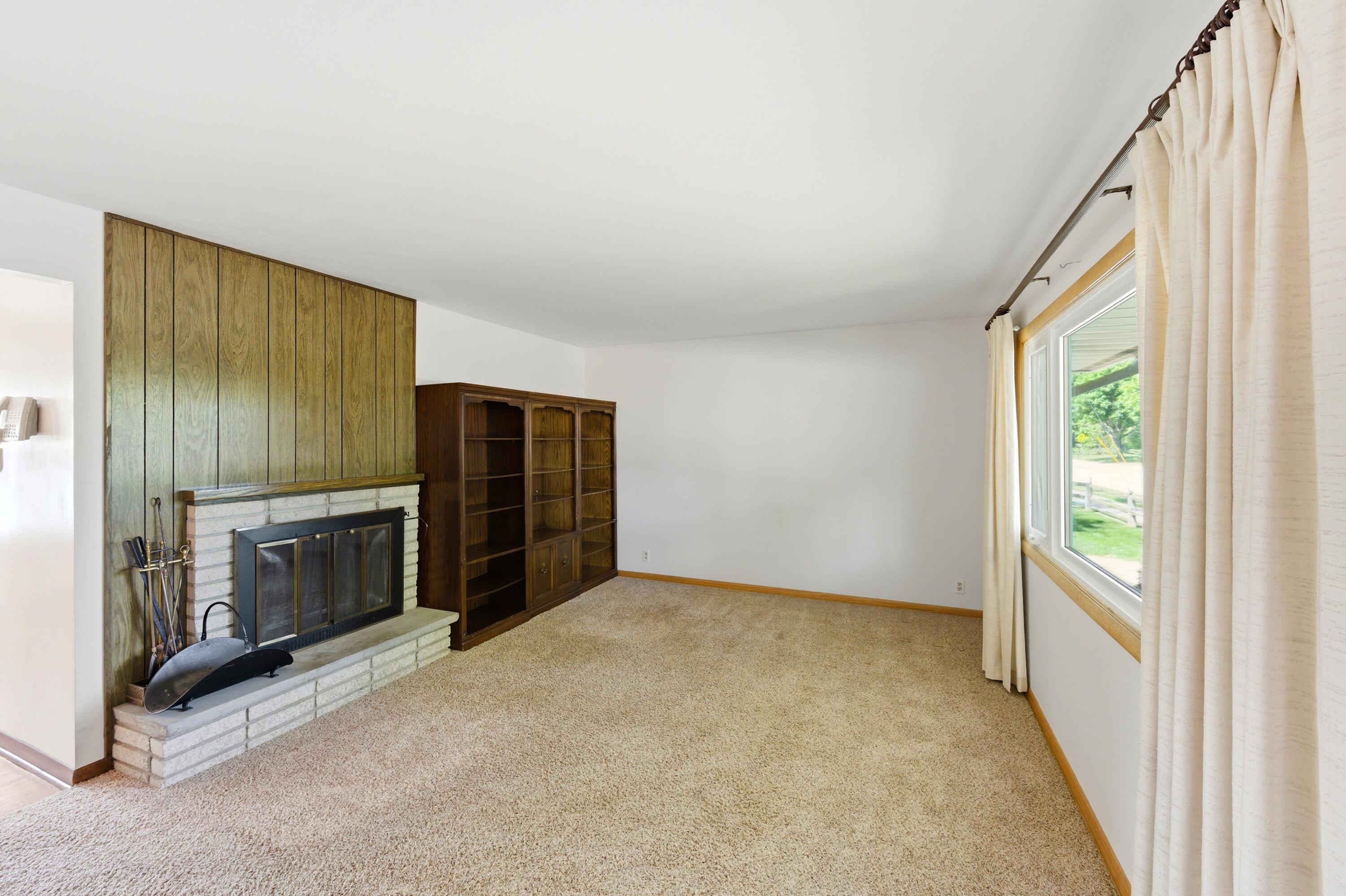 3520 Knoll Place Racine, WI 53403 - Photo 3 of 32 Living Room