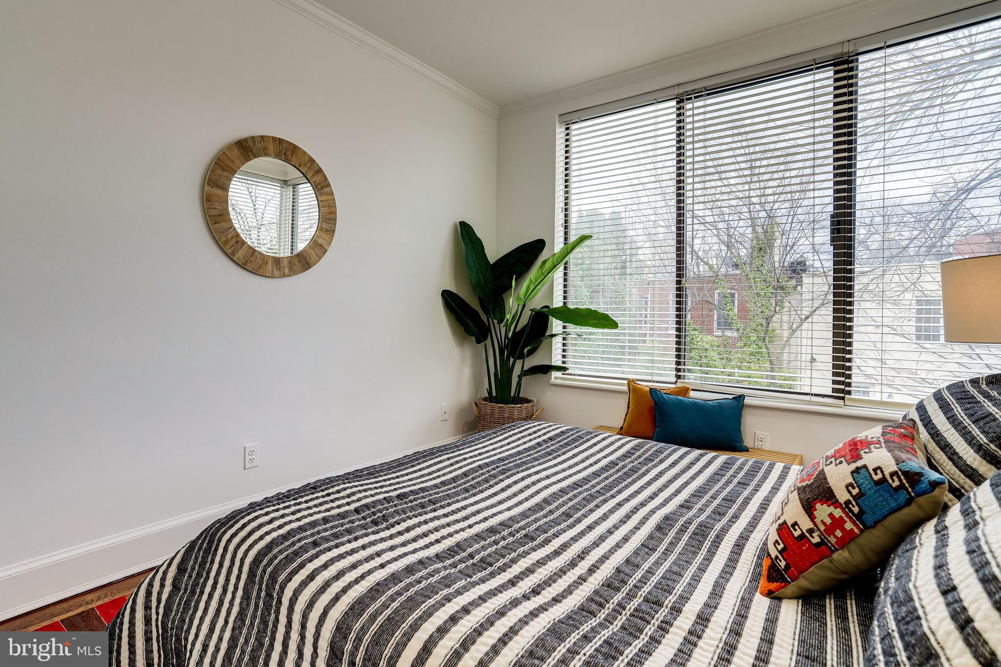 421 First Street Southeast Washington, DC 20003 - Photo 30 of 64 Space to sit or have a desk