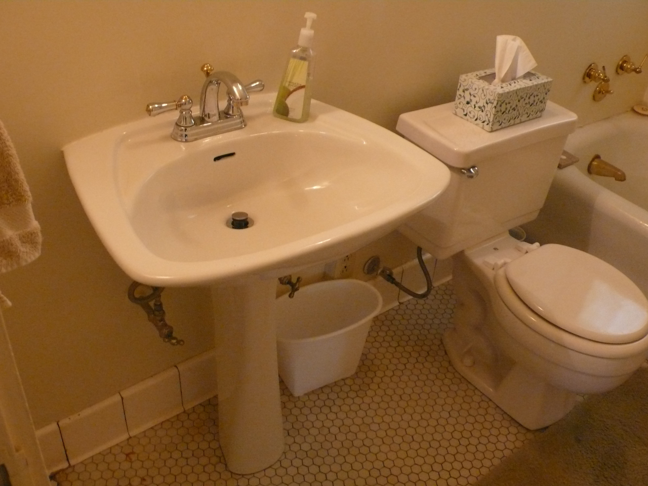 1887 Arlington Road Southwest Roanoke, VA 24015 - Photo 16 of 21 Full Bath Upper Level