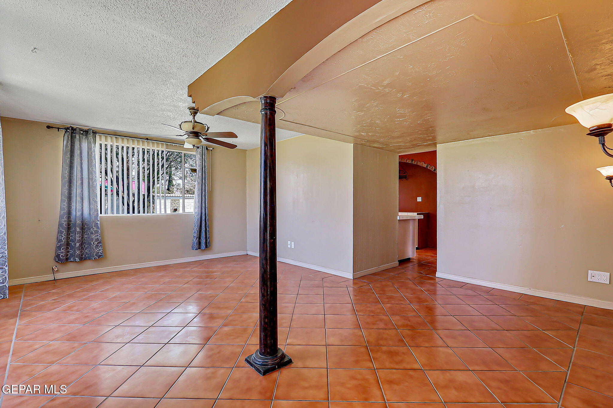 122 North Pendell Road El Paso, TX 79905 - Photo 12 of 62 a view of an empty room and window