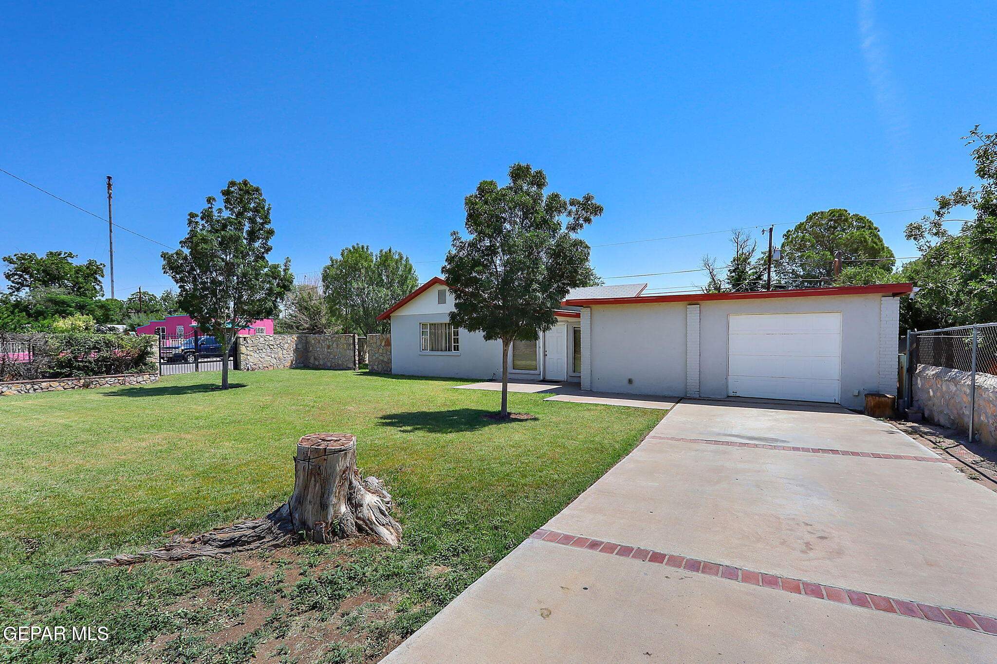 122 North Pendell Road El Paso, TX 79905 - Photo 2 of 62 a front view of a house with garden
