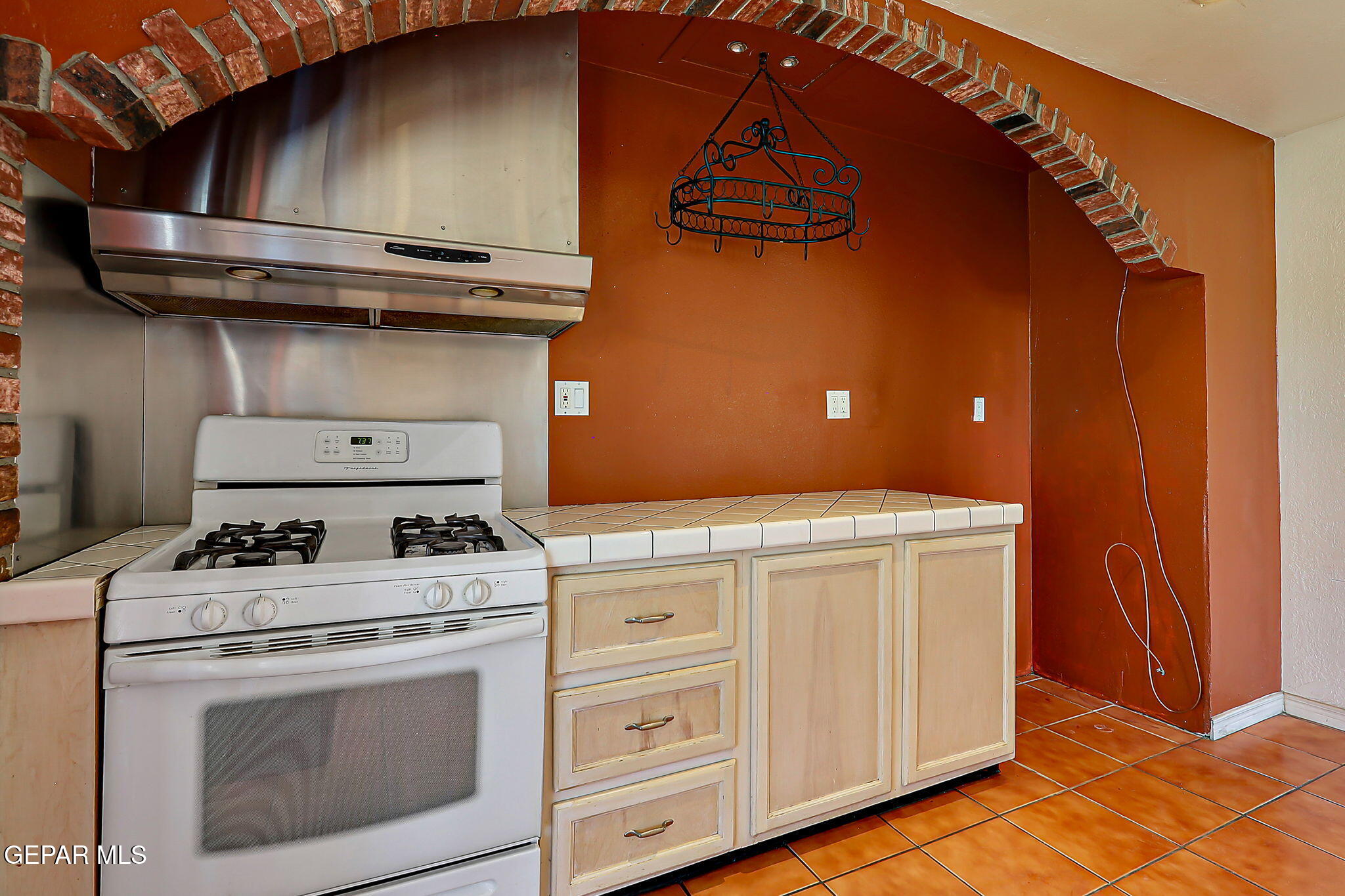 122 North Pendell Road El Paso, TX 79905 - Photo 21 of 62 a kitchen with stainless steel appliances granite countertop a stove and a microwave