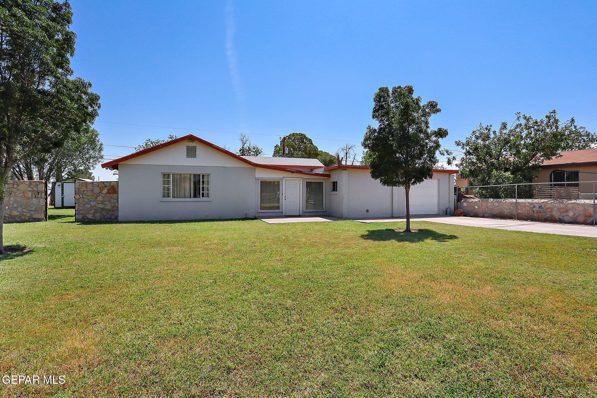 122 North Pendell Road El Paso, TX 79905 - Photo 3 of 62 a house view with a garden space