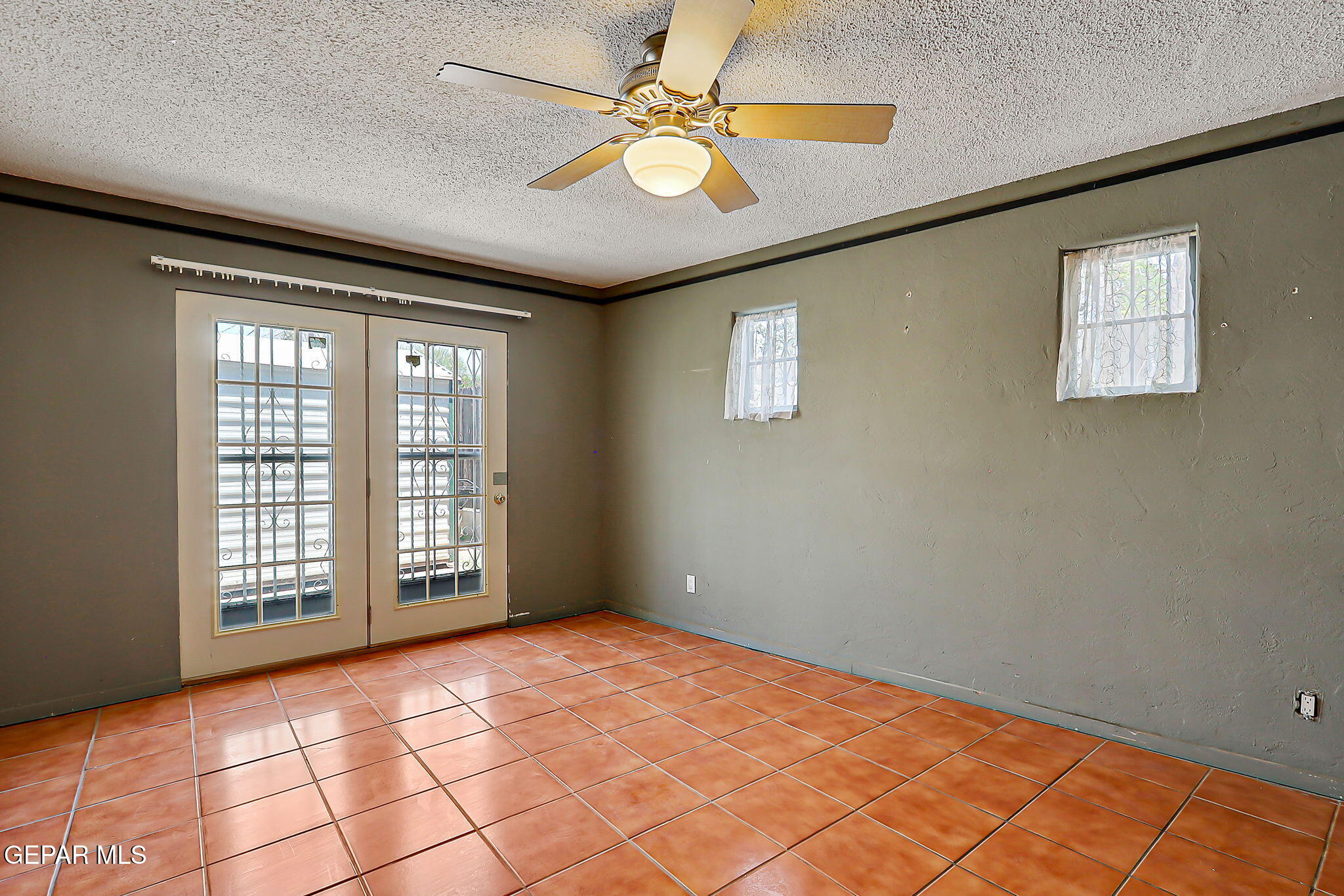 122 North Pendell Road El Paso, TX 79905 - Photo 36 of 62 a view of an empty room with a window