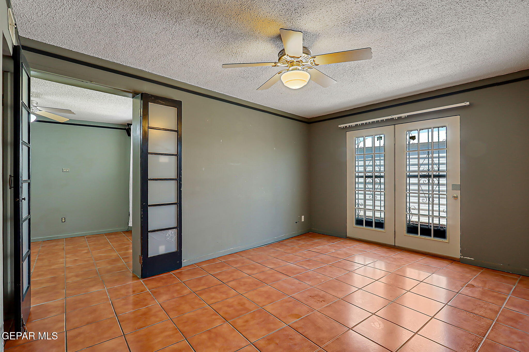 122 North Pendell Road El Paso, TX 79905 - Photo 38 of 62 a view of an empty room with a window