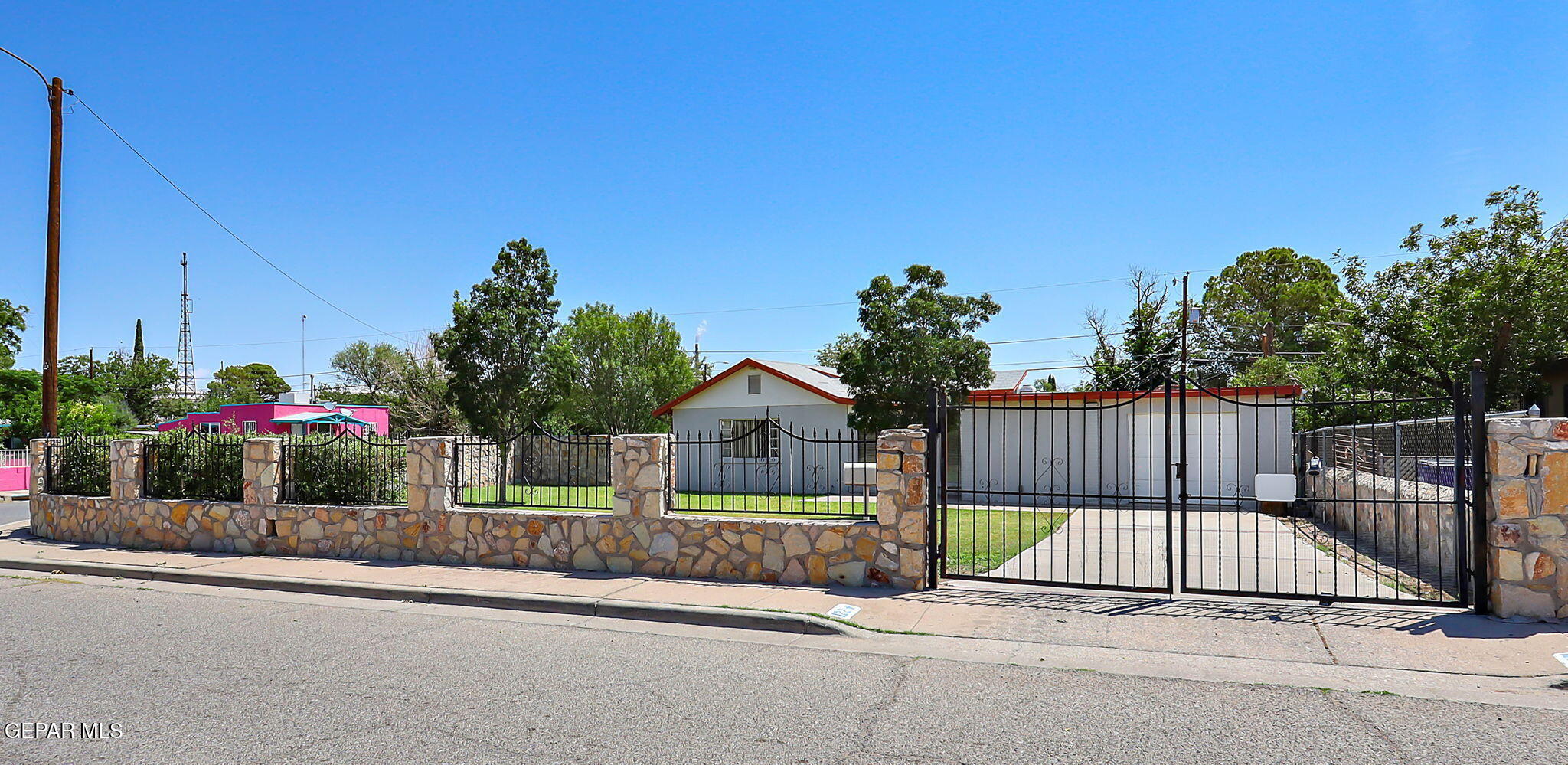 122 North Pendell Road El Paso, TX 79905 - Photo 4 of 62 a view of a house with a small yard and plants