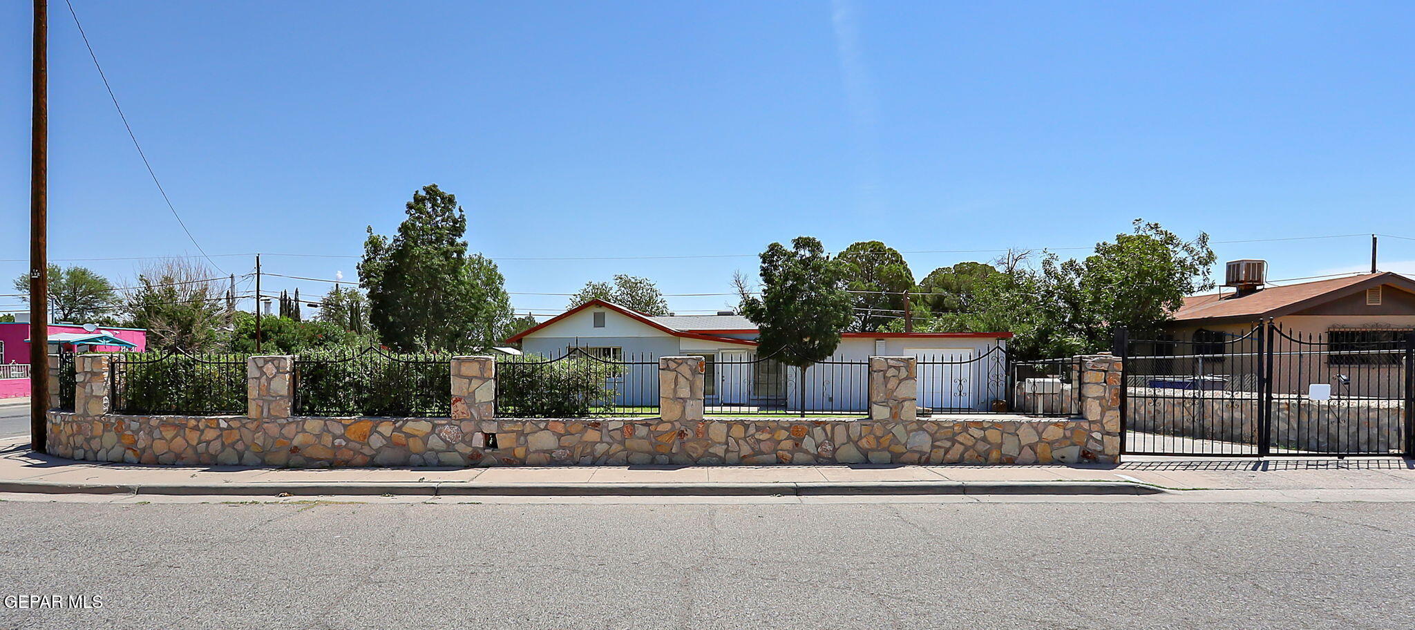 122 North Pendell Road El Paso, TX 79905 - Photo 5 of 62 front view of a house with a street